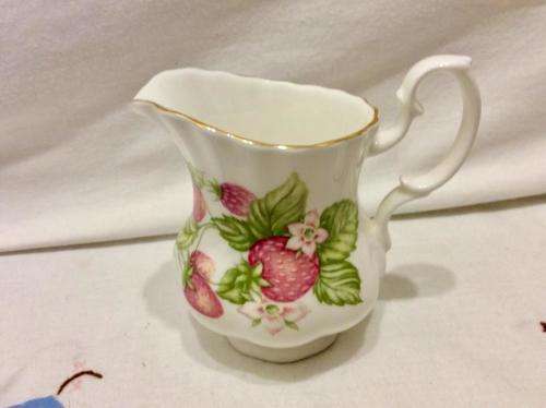 ROYAL ALBERT LYNDALE LIDDED SUGAR BOWL AND MILK JUG