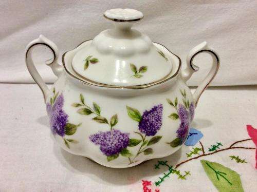 ROYAL ALBERT LILAC LANE LIDDED SUGAR BOWL