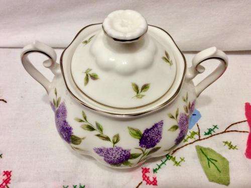 ROYAL ALBERT LILAC LANE LIDDED SUGAR BOWL