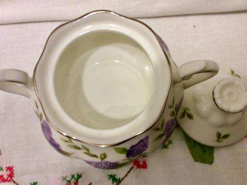 ROYAL ALBERT LILAC LANE LIDDED SUGAR BOWL