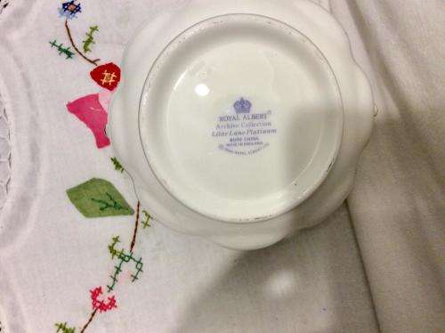 ROYAL ALBERT LILAC LANE LIDDED SUGAR BOWL