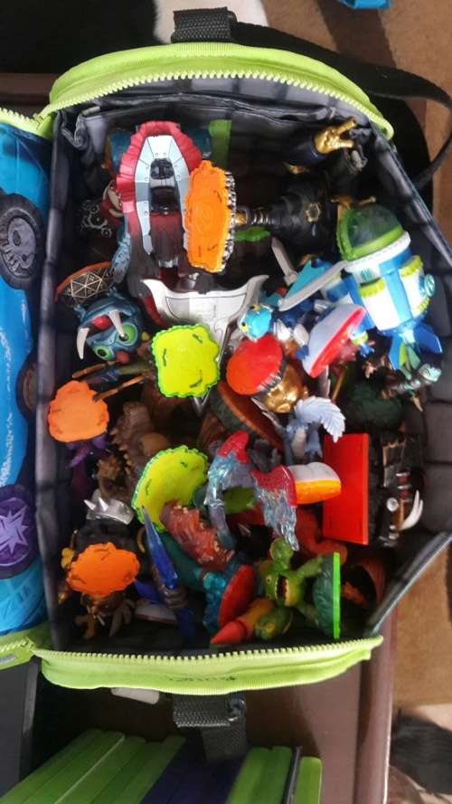 Skylanders (2 Portholes, 3 Games, 35 Skylanders and Carry Bag) Xbox 360