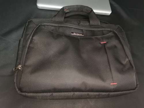 BARGAIN!!! Apple Macbook Pro with Apple Magic Mouse + Samsonite Bag