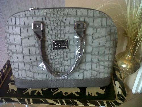 GUESS HAND BAG SPECIAL 5 DAYS ONLY!!!!