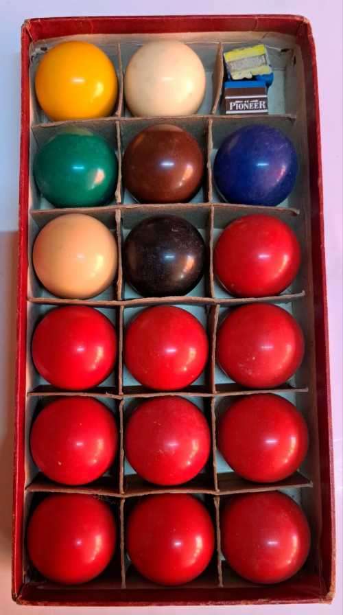 VINTAGE  SET OF 17 MINI SNOOKER BALLS (TEN -RED) BALL SIZE 40MM VERY OLD .???