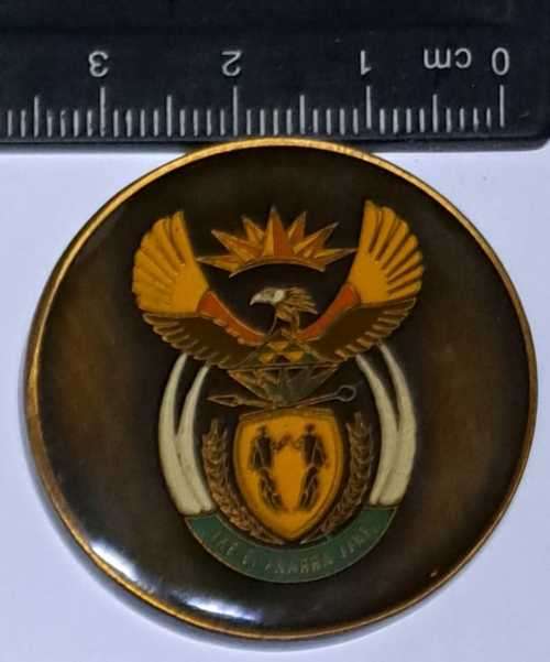 THE REPUBLIC OF SOUTH AFRICA  **( NEW COAT OF ARMS )**   MEDAL  ????