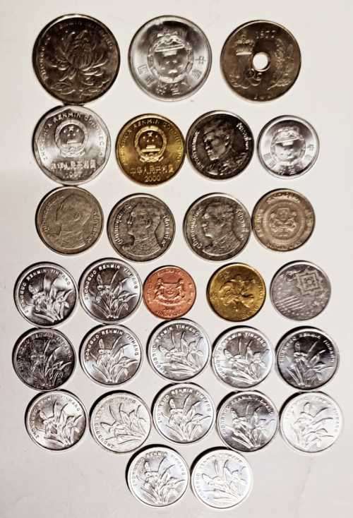 A BIG LOT OF UNCIRCELATED  COINS INTERNATIONAL COINS 28 COINS?.. NEW?