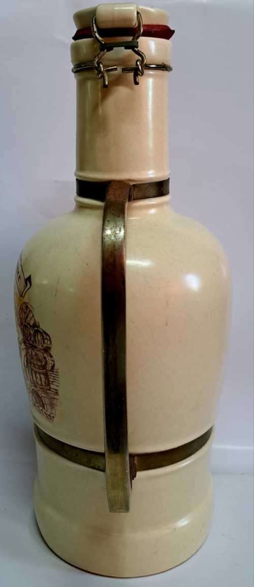 HUGE ANTIQUE **THE BEERBREWER ** EMPTY BOTTLE  2,8 LITRES  & 35CM HIGH -12CM W **STUNNING **