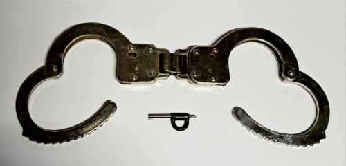 ANTIQUE VINTAGE HAND-CUFFS WITH THE KEY &LEATHER POUCH ?
