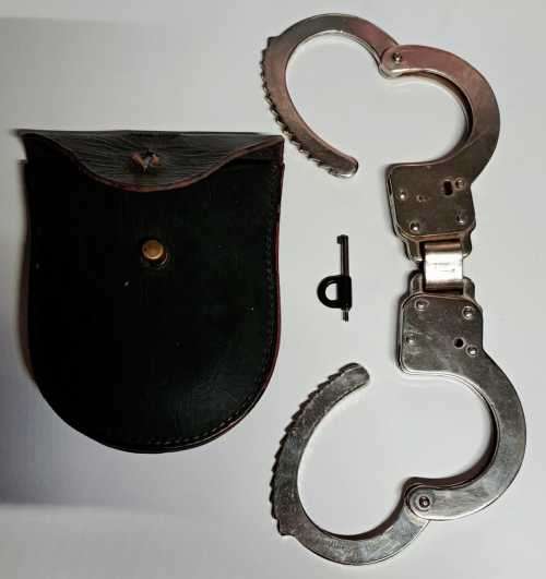 ANTIQUE VINTAGE HAND-CUFFS WITH THE KEY &LEATHER POUCH ?