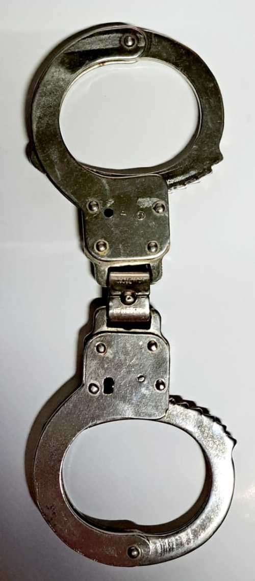 ANTIQUE VINTAGE HAND-CUFFS WITH THE KEY &LEATHER POUCH ?