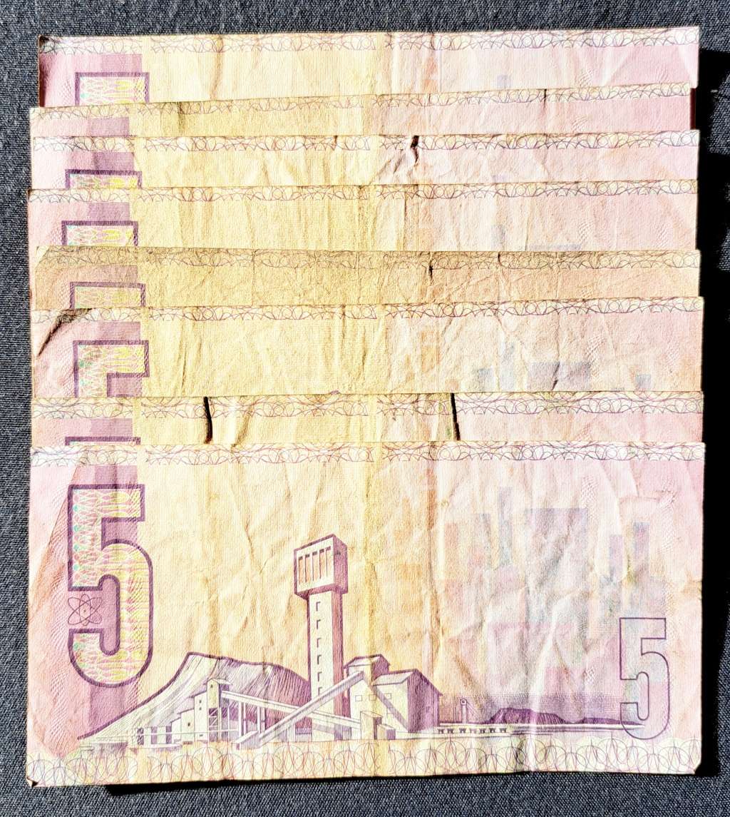 8 X OLD FIVE  RAND NOTES . **CL STALS **