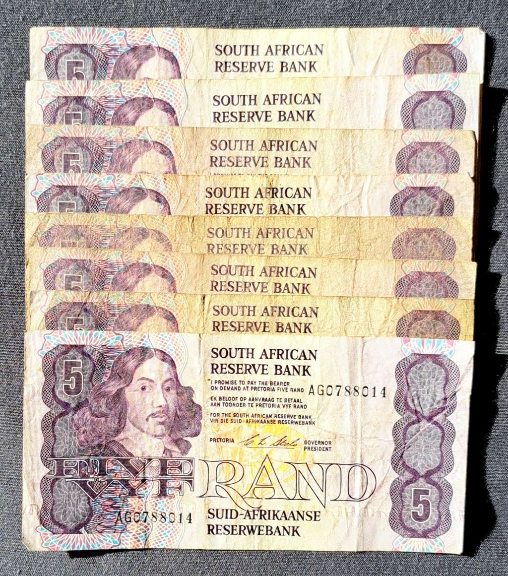 8 X OLD FIVE  RAND NOTES . **CL STALS **