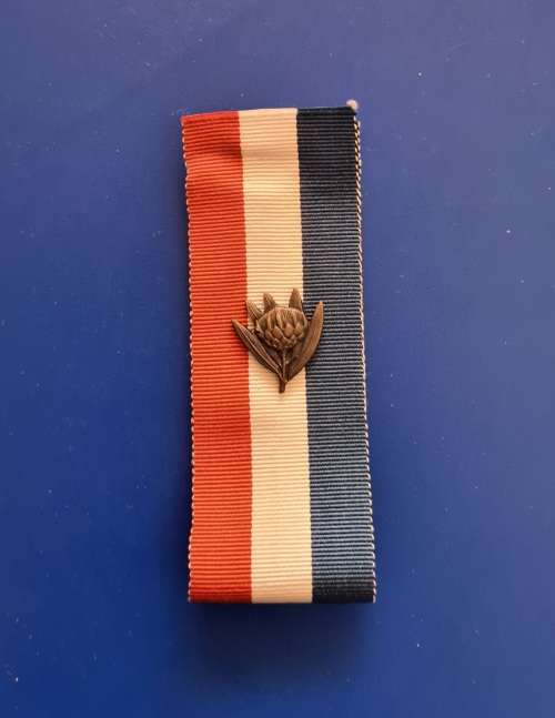 WW2 - THE SA MEDAL FOR WAR SERVICES RIBBON - FULL SIZE + PROTEA EMBLEM