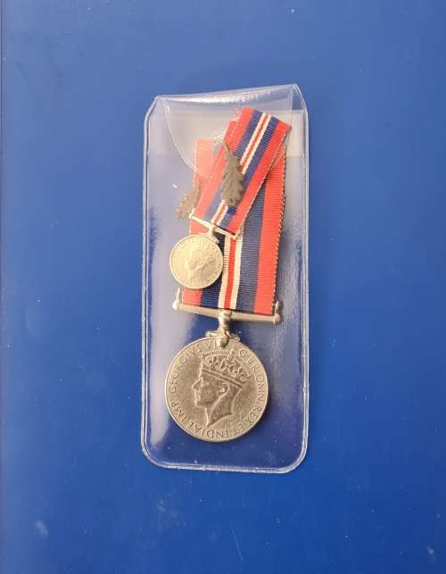 WW2 - WAR MEDAL - FULL SIZE + MINIATURE + EMBLEMS