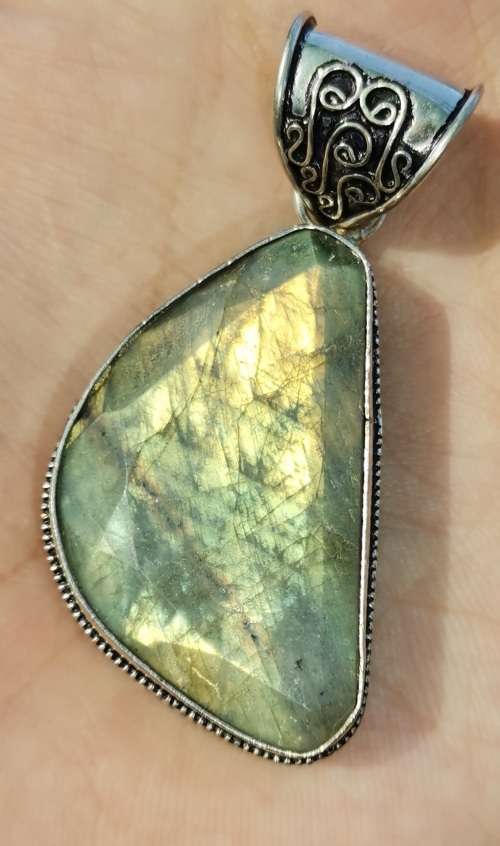 Sterling Silver labradorite Pendant.