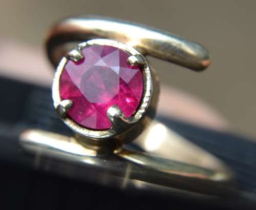 1ct Round Ruby 9ct gold ring