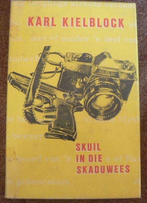 Skuil in die skaduwees deur Karl Kielblock.