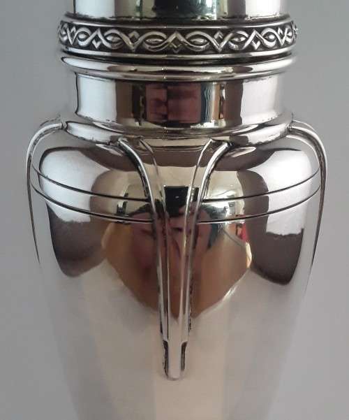 A large Art Deco hallmarked solid sterling silver sugar castor. Mappin and Webb, Birmingham, 1935.