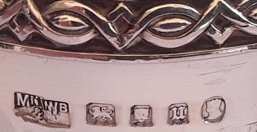 A large Art Deco hallmarked solid sterling silver sugar castor. Mappin and Webb, Birmingham, 1935.