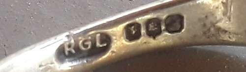 Vintage solid sterling silver hallmarked pointer ring. Edinburgh, 1987. Makers mark: RGL