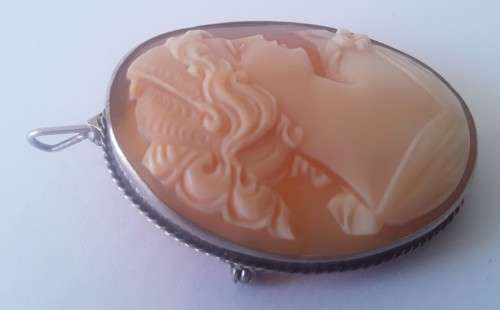 Beautiful 1920`s solid silver and cameo pendant / brooch.