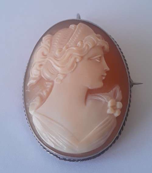 Beautiful 1920`s solid silver and cameo pendant / brooch.