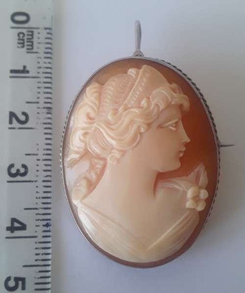Beautiful 1920`s solid silver and cameo pendant / brooch.