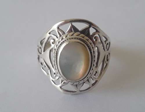 Solid sterling silver openwork ring with white shell inlay. Size: N (17mm)