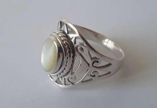 Solid sterling silver openwork ring with white shell inlay. Size: N (17mm)