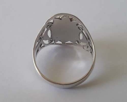 Solid sterling silver openwork ring with white shell inlay. Size: N (17mm)