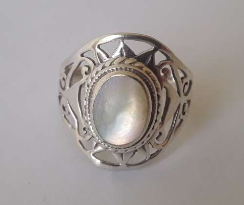 Solid sterling silver openwork ring with white shell inlay. Size: N (17mm)