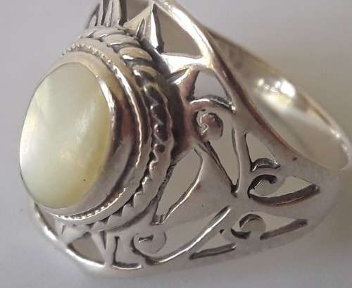 Solid sterling silver openwork ring with white shell inlay. Size: N (17mm)