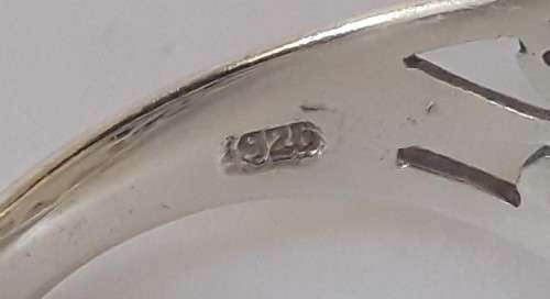 Solid sterling silver openwork ring with white shell inlay. Size: N (17mm)