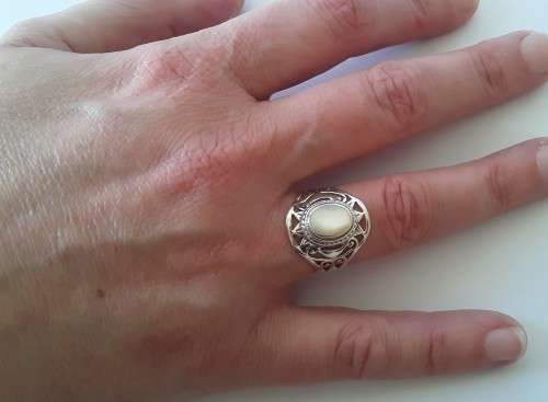 Solid sterling silver openwork ring with white shell inlay. Size: N (17mm)