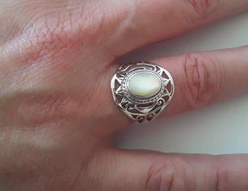 Solid sterling silver openwork ring with white shell inlay. Size: N (17mm)