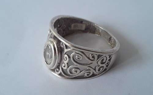 Solid sterling silver filigree ring with clear stone. Size: L (16.3mm)
