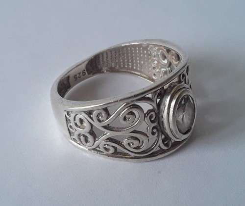 Solid sterling silver filigree ring with clear stone. Size: L (16.3mm)