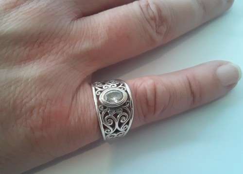 Solid sterling silver filigree ring with clear stone. Size: L (16.3mm)