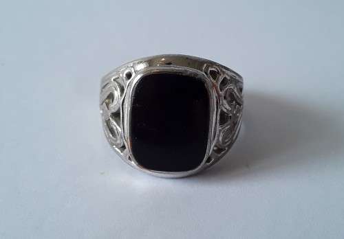 Vintage 18K RGP ring with black stone. Size: R1/2 (19mm)
