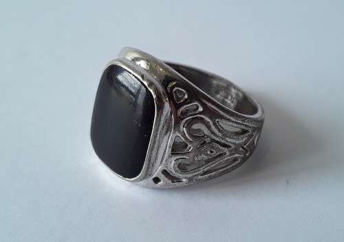 Vintage 18K RGP ring with black stone. Size: R1/2 (19mm)