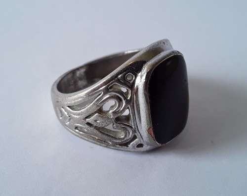 Vintage 18K RGP ring with black stone. Size: R1/2 (19mm)