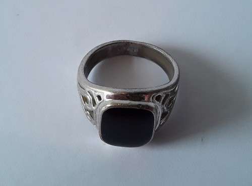 Vintage 18K RGP ring with black stone. Size: R1/2 (19mm)