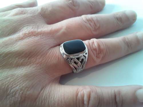 Vintage 18K RGP ring with black stone. Size: R1/2 (19mm)