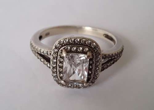 925 Sterling silver halo ring. Size: P