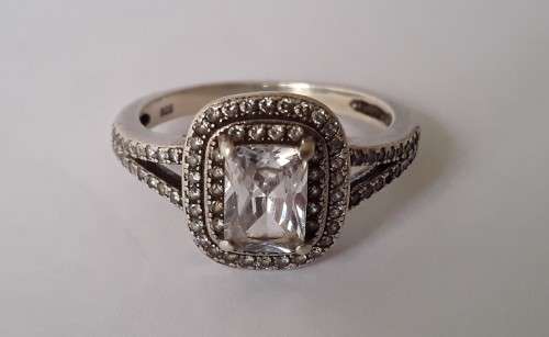 925 Sterling silver halo ring. Size: P