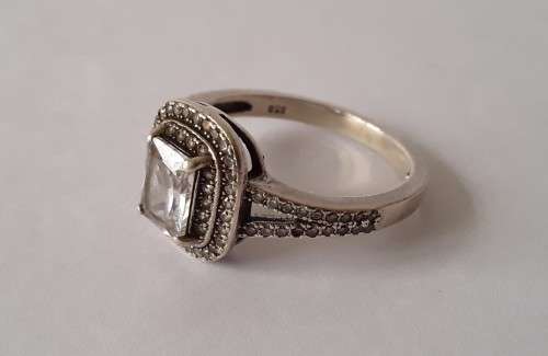 925 Sterling silver halo ring. Size: P