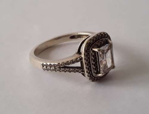 925 Sterling silver halo ring. Size: P