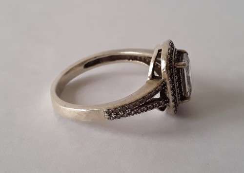 925 Sterling silver halo ring. Size: P
