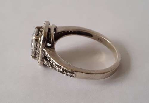 925 Sterling silver halo ring. Size: P